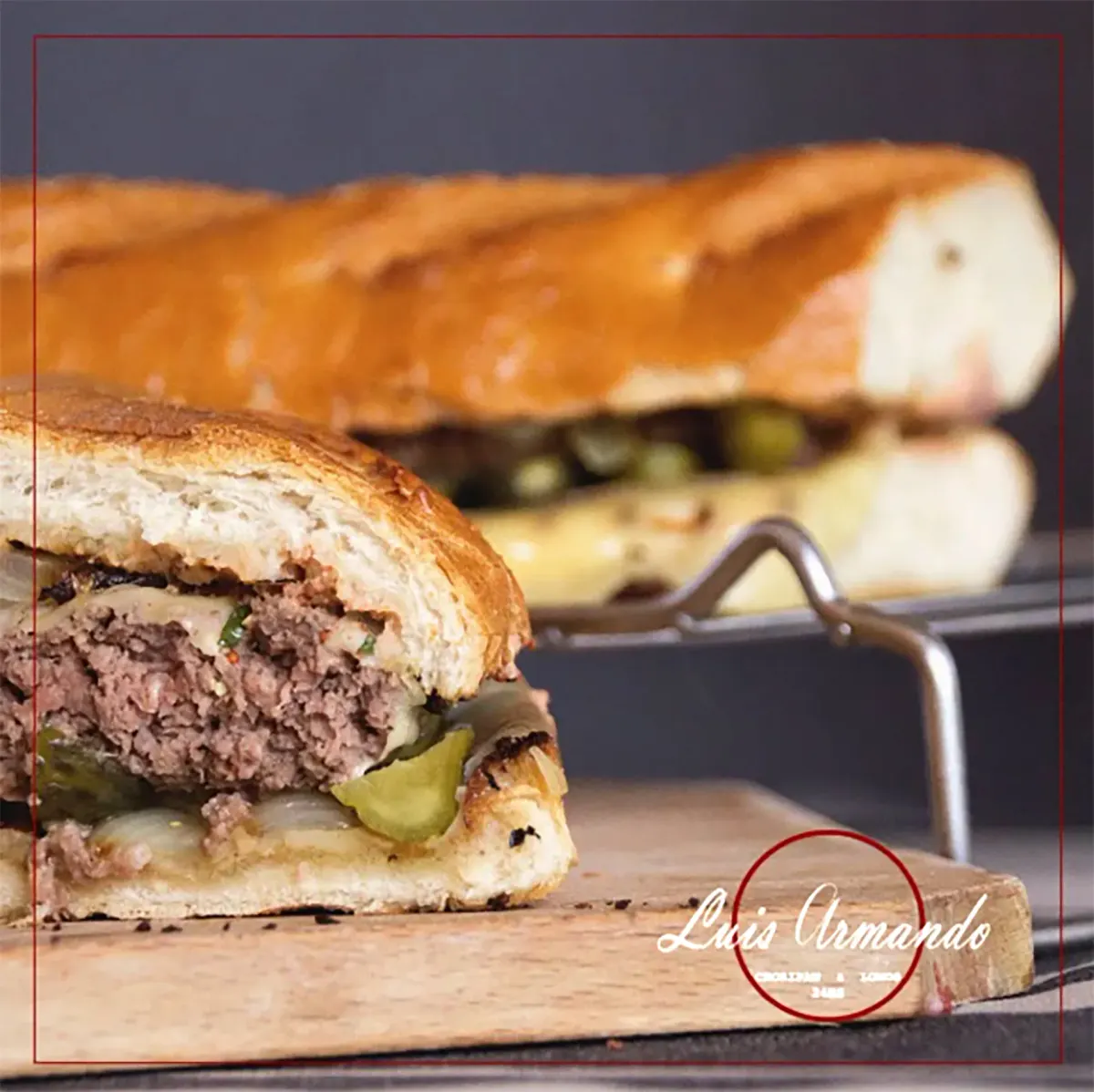 Hamburguesa a la plancha sobre tabla de madera